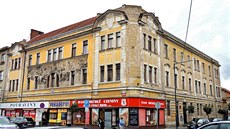 Památkově chráněný dům na Palackého třídě v Nymburce z roku 1910 zdobí reliéf... Památkově chráněný dům na Palackého třídě v Nymburce z roku 1910 zdobí reliéf...