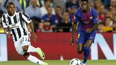 Útoník Barcelony Ousmane Dembélé uniká s míem Douglasi Costovi, fotbalistovi...