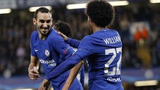 Davide Zappacosta (vlevo) s Willianem oslavují druhou branku Chelsea proti...