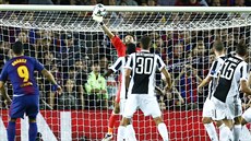 Brankář Juventusu Gianluigi Buffon vytáhl nad břevno nebezpečnou střelu Luise... Brankář Juventusu Gianluigi Buffon vytáhl nad břevno nebezpečnou střelu Luise...