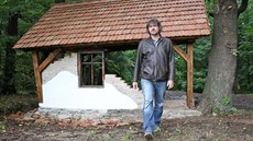 Starosta Sedlnic František Jordánek u nově postaveného zchátralého domku. Starosta Sedlnic František Jordánek u nově postaveného zchátralého domku.