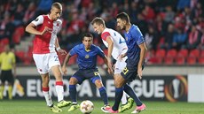 Slávisté Tomá Souek (vlevo) a Tomá Necid v souboji s obranou Maccabi Tel...