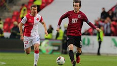 Sparanský záloník Tomá Rosický (vpravo) uniká v derby slávistovi Ruslanu...