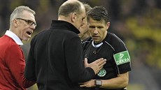 Německý rozhodčí Patrick Ittrich vysvětluje manažerovi fotbalistů Kolína nad... Německý rozhodčí Patrick Ittrich vysvětluje manažerovi fotbalistů Kolína nad...