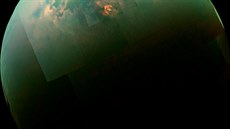 Snímek Saturnova msíce Titanu s odleskem sluneního svtla od uhlovodíkových...