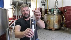 Majitelé pálenic mají letos zatím málo práce. Teď jim ale lidé pomalu začnou... Majitelé pálenic mají letos zatím málo práce. Teď jim ale lidé pomalu začnou...