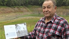 František Šauer z Korouhvice ukazuje fotografii mlýna, který patřil jeho... František Šauer z Korouhvice ukazuje fotografii mlýna, který patřil jeho...