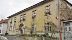 Někdejší Zelníčkův hostinec i dnes upoutá svým průčelím. Někdejší Zelníčkův hostinec i dnes upoutá svým průčelím.