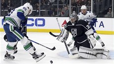 Markus Granlund z Vancouveru se ocitl v šanci před brankářem Los Angeles... Markus Granlund z Vancouveru se ocitl v šanci před brankářem Los Angeles...