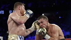 Gennadij Golovkin (vpravo) a Saúl „Canel“ Álvarez v souboji o titul mistra... Gennadij Golovkin (vpravo) a Saúl „Canel“ Álvarez v souboji o titul mistra...