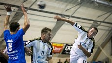 Martin Mošovský ze Strakonic pálí na branku Jičína. Martin Mošovský ze Strakonic pálí na branku Jičína.