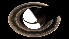 Pohled na Saturn a jeho prstence zalité sluncem, vimte si, e planeta je...