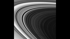Detail Saturnova vnjího prstence B. Paprsky prstence jsou iroké jeden a...
