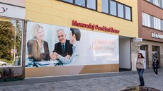 Rozbitou plastiku od Josefa Kaplického v centru Zlína kryje reklamní plachta. Rozbitou plastiku od Josefa Kaplického v centru Zlína kryje reklamní plachta.