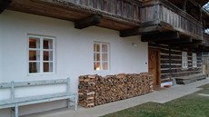 Malá dřevěná okna statku na Kokořínsku byla při rekonstrukci nově vyrobena... Malá dřevěná okna statku na Kokořínsku byla při rekonstrukci nově vyrobena...