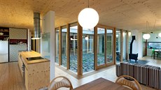 Přes atrium vstupuje do interiéru spousta denního světla i slunce. Přes atrium vstupuje do interiéru spousta denního světla i slunce.