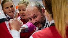 Trenér házenkářek Slavie Richard Řezáč udílí pokyny svým svěřenkám. Trenér házenkářek Slavie Richard Řezáč udílí pokyny svým svěřenkám.