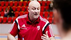 Trenér házenkářek Slavie Richard Řezáč udílí pokyny svým svěřenkám. Trenér házenkářek Slavie Richard Řezáč udílí pokyny svým svěřenkám.