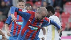 Plzeňský útočník Michael Krmenčík (vlevo) v souboji s Benjaminem Ibrahimem... Plzeňský útočník Michael Krmenčík (vlevo) v souboji s Benjaminem Ibrahimem...