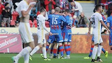 Fotbalisté Plzn se radují z gólu Daniela Koláe.