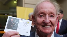 Australská tenisová legenda Rod Laver pózuje se speciálním korespondenčním... Australská tenisová legenda Rod Laver pózuje se speciálním korespondenčním...