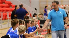 Karlovarský trenér Tomáš Pavelka povzbuzuje své hráčky. Karlovarský trenér Tomáš Pavelka povzbuzuje své hráčky.