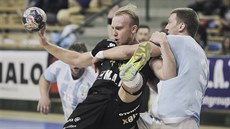 Jakub Tonar (v černém) z Plzně bojuje s Jiřím Kozlovským z Hranic. Jakub Tonar (v černém) z Plzně bojuje s Jiřím Kozlovským z Hranic.