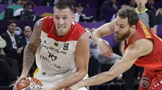 Nmecký basketbalista Daniel Theis (vlevo) útoí kolem Sergia Rodrígueze ze...