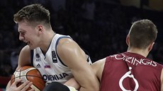 Slovinský basketbalista Luka Doni svírá mí po souboji s Kristapsem...