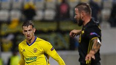 Zlínský fotbalista Vukadin Vukadinovič (ve žlutém) v utkání se Šeriffem... Zlínský fotbalista Vukadin Vukadinovič (ve žlutém) v utkání se Šeriffem...