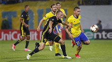 Zlínský fotbalista Luká elezník (ve lutém) v utkání se eriffem Tiraspol....