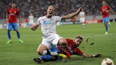 Plzeňský fotbalista David Limberský (v bílém) padá po faulu Catalina Golofky z... Plzeňský fotbalista David Limberský (v bílém) padá po faulu Catalina Golofky z...