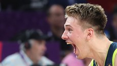Slovinský mladík Luka Dončič a jeho radost během semifinále se Španělskem. Slovinský mladík Luka Dončič a jeho radost během semifinále se Španělskem.