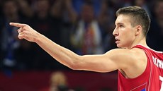 Srbský křídelník Bogdan Bogdanovič děkuje za přihrávku. Srbský křídelník Bogdan Bogdanovič děkuje za přihrávku.