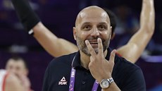 Srbský trenér Saa Djordjevi slaví výhru nad Ruskem a postup do finále...