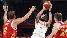 panlský rozehráva Ricky Rubio stílí na ruský ko.