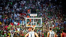 Slovintí fanouci bhem finále EuroBasketu.