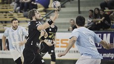 Plzeňský házenkář Jakub Šindelář (u míče) v utkání proti Hranicím Plzeňský házenkář Jakub Šindelář (u míče) v utkání proti Hranicím