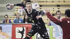 Plzeňský házenkář Ondřej Šafránek (u míče) zkouší překonat hranického gólmana... Plzeňský házenkář Ondřej Šafránek (u míče) zkouší překonat hranického gólmana...