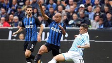 Joao Mario (druhý zleva) z Interu Milán a Federico Viviani ze Spalu Ferrary...