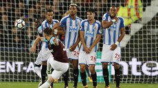 Aaron Cresswell z West Hamu zahrává volný přímý kop v utkání proti... Aaron Cresswell z West Hamu zahrává volný přímý kop v utkání proti...