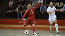 Český futsalista Radim Záruba u míče, vpravo je Stefan Rakič ze Srbska. Český futsalista Radim Záruba u míče, vpravo je Stefan Rakič ze Srbska.