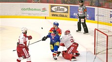 Slávistický brankář Dominik Frodl bedlivě pozoruje situaci před svou brankou v... Slávistický brankář Dominik Frodl bedlivě pozoruje situaci před svou brankou v...