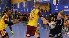 Lovosický házenkář Jiří Motl (v černém) během utkání proti Dukle Praha. Lovosický házenkář Jiří Motl (v černém) během utkání proti Dukle Praha.