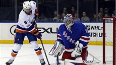 Ondřej Pavelec v brance New York Rangers likviduje šanci Steva Berniera z New... Ondřej Pavelec v brance New York Rangers likviduje šanci Steva Berniera z New...