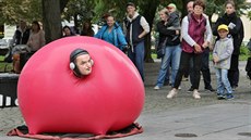 Vystoupení klauna s gumovou hlavou v rámci mezinárodního festivalu Divadlo.... Vystoupení klauna s gumovou hlavou v rámci mezinárodního festivalu Divadlo....