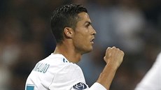 Cristiano Ronaldo drí v ruce mí, kterým vstelil v utkání s Nikósií druhou...