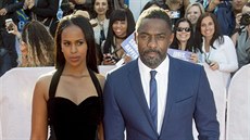 Idris Elba a Sabrina Dhowreová (Toronto, 10. záí 2017)