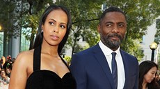 Idris Elba a Sabrina Dhowreová (Toronto, 10. záí 2017)