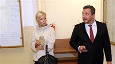 Petra Paroubková s právníkem u soudu (Praha, 13. záí 2017)